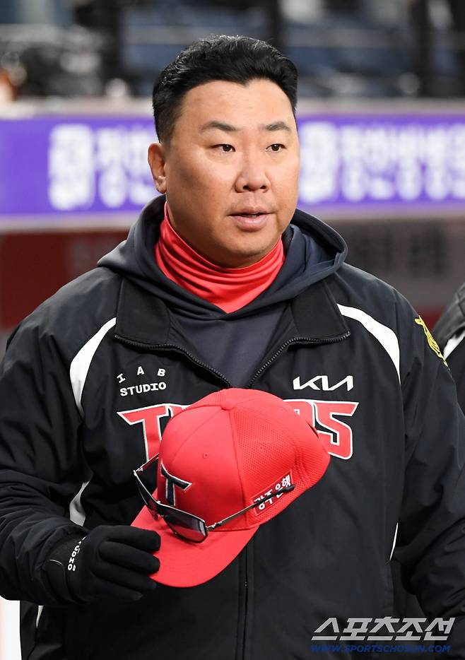 10일 대전 한화생명볼파크에서 열린 한화와 KIA의 경기. KIA 이범호 감독이 생각에 잠겨 있다. 대전=박재만 기자 pjm@sportschosun.com/2026.04.10/