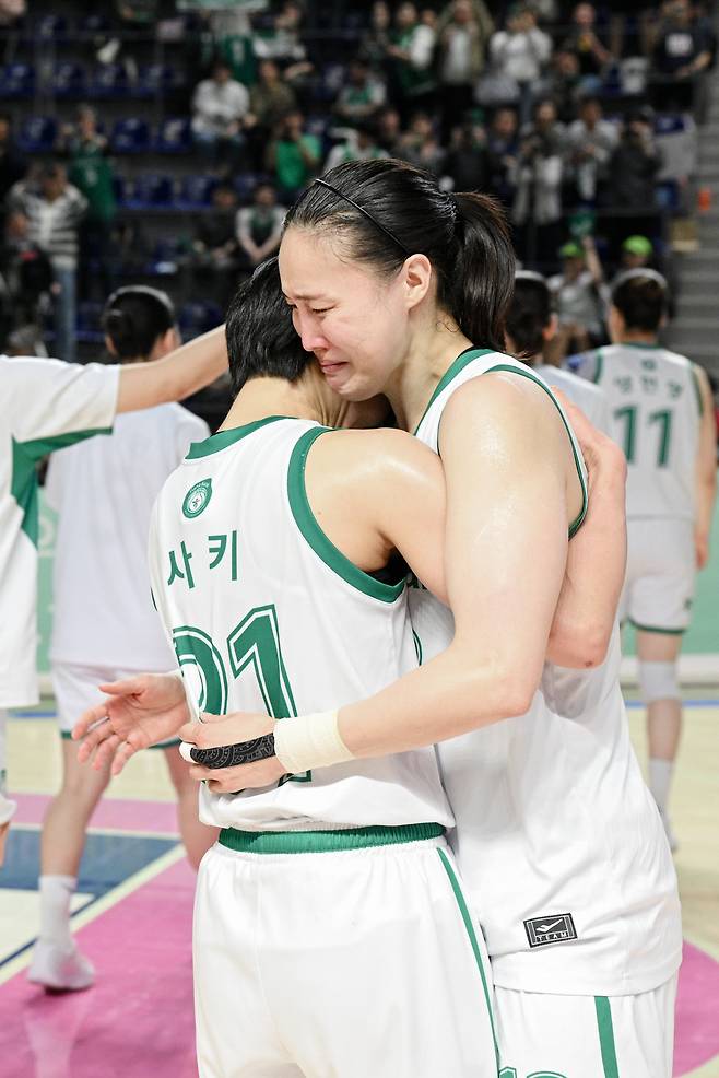 하나은행 김정은이 15일 삼성생명과의 플레이오프 4차전에서 패한 후 선수로서의 마지막 경기를 마치며 이이지마 사키와 껴앉고 아쉬움의 눈물을 흘리고 있다. 사진제공=WKBL