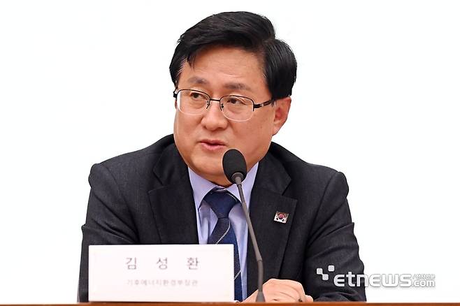 공동주택 내 전기차 충전시설 설치·운영체계 개선을 위한 간담회가 16일 서울 종로구 정부서울청사에서 열렸다. 김성환 기후에너지환경부 장관이 모두발언을 하고 있다. 이동근기자 foto@etnews.com