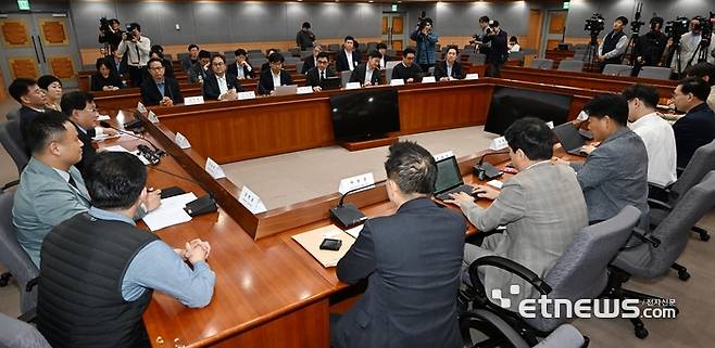 공동주택 내 전기차 충전시설 설치·운영체계 개선을 위한 간담회가 16일 서울 종로구 정부서울청사에서 열렸다. 김성환 기후에너지환경부 장관이 모두발언을 하고 있다. 이동근기자 foto@etnews.com