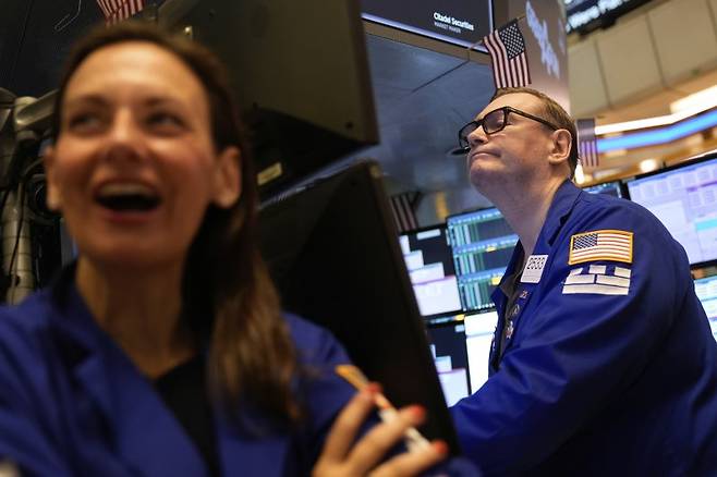 뉴욕 증시의 스탠더드앤드푸어스(S&P)500 지수가 15일(현지시간) 사상 처음으로 7000선을 돌파하고, 나스닥 지수 역시 반 년 만에 사상 최고 기록을 새로 썼다. AP 연합