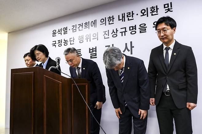 2차 종합특별검사팀의 권영빈 특검보가 과거 방용철 전 쌍방울 그룹 부회장과 이화영 전 경기도 평화부지사를 변호한 이력을 두고 공정성 논란이 커지는 가운데, 특검팀이 담당 특검보를 변경했다. 사진(오른쪽 두 번째)은 권 특검보. 뉴시스