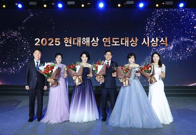 현대해상 이석현 대표이사(왼쪽 첫번째)가 16일 서울 광진구 워커힐호텔에서 열린 '2025 현대해상 연도대상 시상식'에서 '현대명장'에 선정된 이경희(왼쪽 두번째부터)·남상분·한성주·방미자·강여량 하이플래너와 기념촬영을 하고 있다. 현대해상 제공
