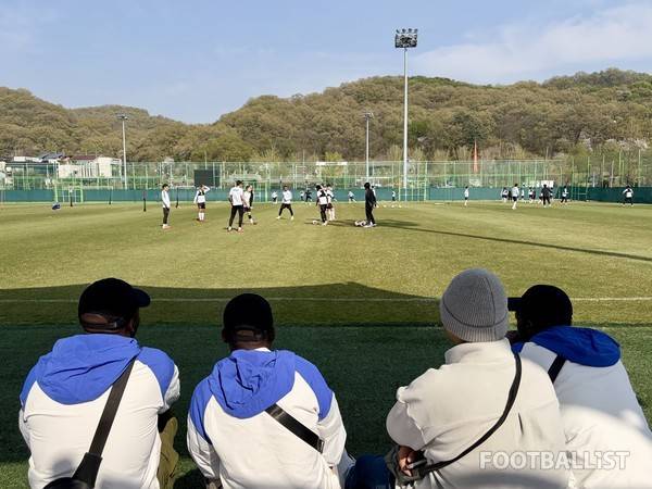 FC안양 팀 훈련을 지켜보는 치주물루유나이티드 코치진. 김진혁 기자