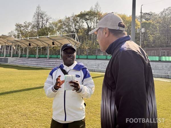 로버트 피리 팀 닥터(왼쪽부터), 최익형 FC안양 골키퍼 코치. 김진혁 기자