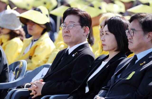 이재명 대통령과 김혜경 여사가 16일 경기 안산시 단원구 화랑유원지에서 열린 세월호 참사 12주기 기억식에 참석하고 있다. 청와대사진기자단