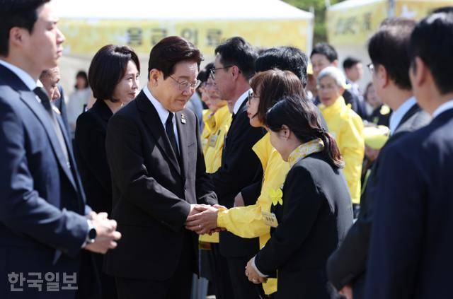 이재명 대통령과 김혜경 여사가 16일 경기 안산시 단원구 화랑유원지에서 열린 세월호 참사 12주기 기억식에 참석하며 희생자 유가족들과 인사하고 있다. 왕태석 선임기자