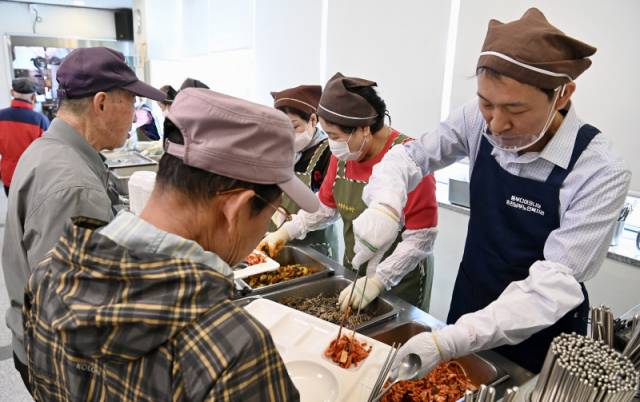 ▲ 우상호 더불어민주당 도지사 예비후보가 15일 춘천남부노인복지관에서 배식봉사를 하고 있다. 방도겸 기자