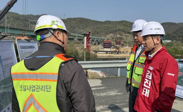 ▲ 김진태 국민의힘 도지사 예비후보가 15일 원주 지정면 ‘여주~원주 복선전철’ 건설공사 현장을 방문해 관계자들에게 추진 상황에 대한 설명을 듣고 있다. 김진태 캠프 제공