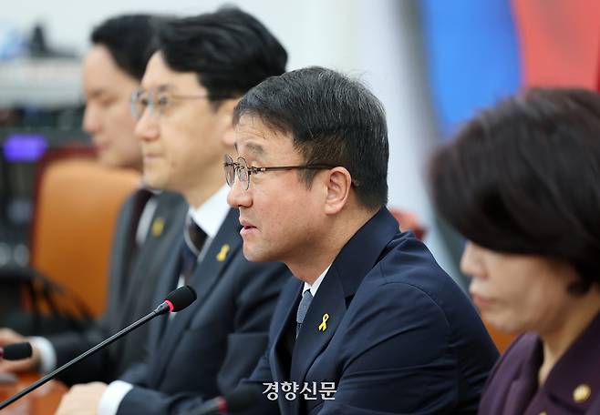 한병도 더불어민주당 원내대표(오른쪽에서 두번째)가 16일 국회에서 열린 당 정책조정회의에서 발언하고 있다. 박민규 선임기자