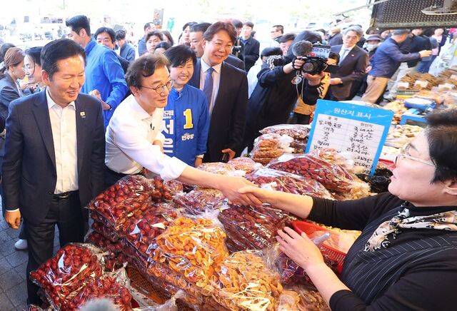 전재수(왼쪽 두 번째) 더불어민주당 부산시장 후보가 15일 부산 부산진구 부전시장을 돌며 상인들에게 인사하고 있다. 정청래(맨 왼쪽) 민주당 대표는 이날 부산에서 당 최고위원회의를 개최하며 전 후보 힘 싣기에 나섰다. 연합뉴스