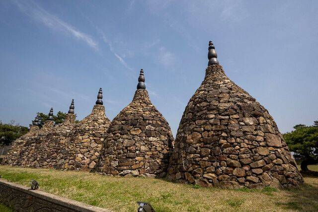 2700여개 옹기와 자연석으로 조성된 지내들옹기돌탑공원