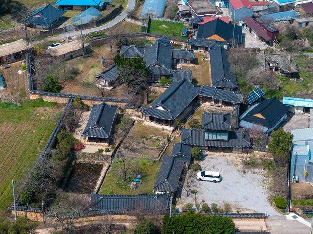 2층 누각형 대문인 삼효문이 독특한 매간당 고택