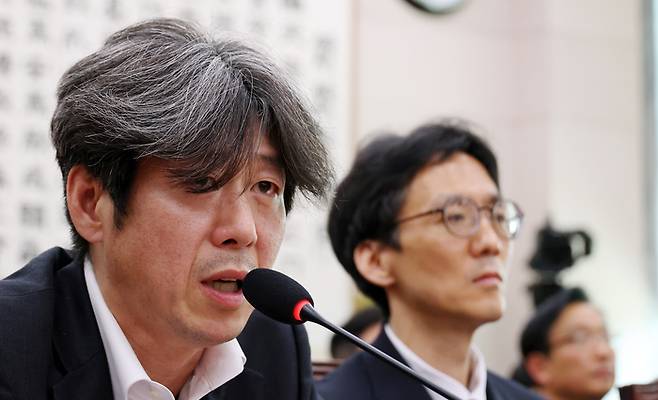 대장동 민간업자 남욱씨가 16일 국회 ‘윤석열 정권 정치검찰 조작기소 의혹 사건 진상규명’ 국정조사특별위원회에서 열린 대장동·위례 개발비리 및 김용 전 민주연구원 부원장 관련 의혹 사건에 대한 청문회에서 답하고 있다.<연합뉴스>