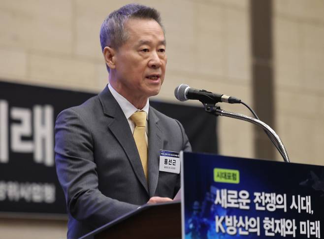 홍선근 동행미디어 시대 회장이 16일 서울 중구 대한상공회의소에서 '새로운 전쟁의 시대, K방산의 현재와 미래'를 주제로 열린 '시대포럼'에서 환영사를 하고 있다. / 사진=박지혜 기자(뉴스1)