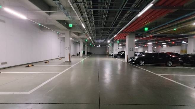 공공기관 차량 2부제 시행 첫날인 지난 8일 출근 시간대가 끝난 오전 10시 30분 꽉차 있던 평소와 달리 정부세종청사 13동 지하 주차장 한면이 거의 텅 비어 있다.