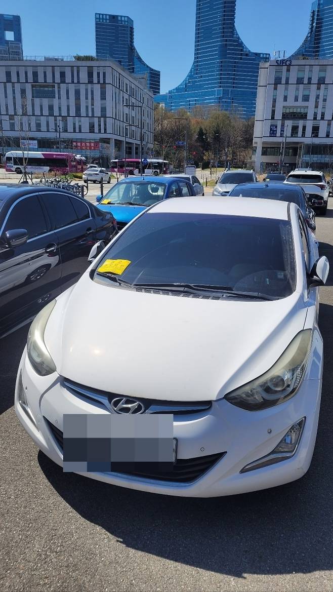 공공기관 차량 2부제 시행 첫날인 지난 8일 출근 시간대가 끝난 오전 10시 30분 정부세종청사 옥외 주차장에 노란색 주차 위반 스티커가 붙은 차량이 곳곳에 보인다.