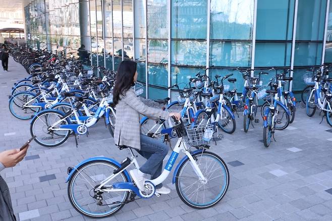 공유자전거 타고 출근하는 공무원 - 공공기관 승용차 2부제 시행 첫날인 지난 8일 세종시 정부세종청사에 근무하는 한 공무원이 공유자전거를 타고서 출근하고 있다. 연합뉴스