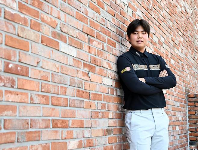 최근 경기 용인 한 카페에서 만난 장유빈이 팔짱을 끼고 포즈를 취하고 있다. 성형주 기자