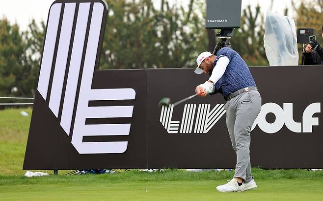 LIV 골프가 존폐 위기에 몰렸다는 보도가 나와 관심이 모아지고 있다. 사진은 지난해 5월 국내에서 열린 LIV 골프 대회에서 티샷을 하고 있는 욘 람. 인천 | 뉴시스