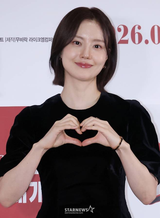 배우 문채원이 8일 오후 서울 롯데시네마 월드타워점에서 진행된 영화 '하트맨' 언론배급시사회 및 기자간담회에 참석해 포즈를 취하고 있다. /2026.01.08 /사진=이동훈 photoguy@