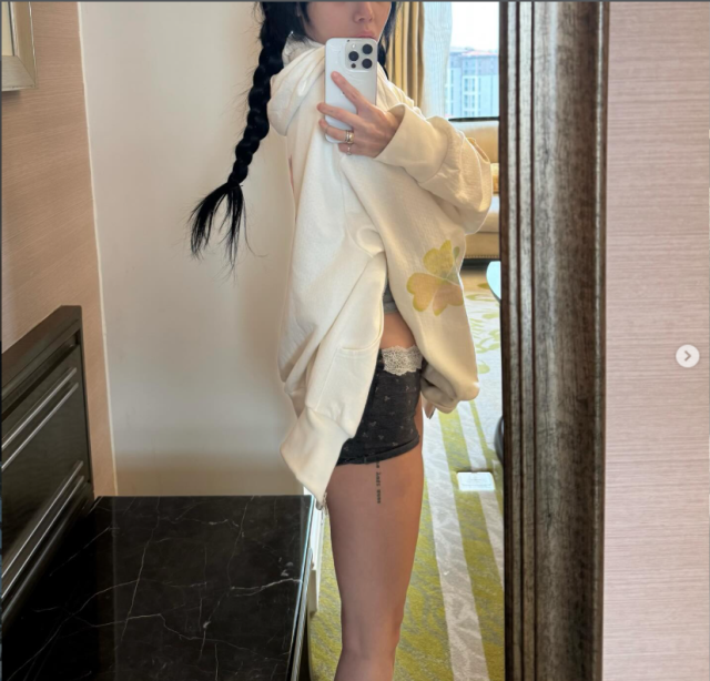 지난 15일 지민은 자신의 SNS에 “W Y A?”이라는 짧은 문구와 더불어 거울 셀카 여러 장을 게재했다. /지민 소셜미디어