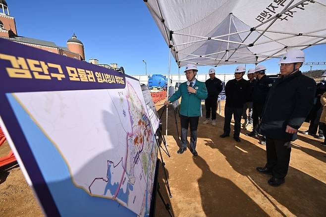 ▲ 지난해 11월21일 유정복(오른쪽에서 첫 번째) 인천시장이 검단구 모듈러 임시 청사 부지에서 추진 상황을 점검하고 있다. /사진제공=인천시