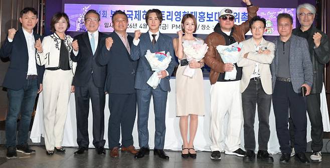 부여국제히스토리영화제 조직위원회는 4월 17일 오후 4시 서울 강남구 논현동에 위치한 라스칼라에서 홍보대사 위촉식을 개최했다. 제1회 부여국제히스토리영화제 박남정 총감독과 정한용 조직위원장과 집행위원들과 홍보대사로 위촉된 오정연, 김태우, 지대한 배우들이 홍보대사위촉식에서 함께 영화제의 성공을 기원하는 파이팅을 외치고 있다. 사진=제1회 부여국제히스토리영화제 집행위원회 제공