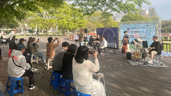 19일 광주광역시 서구가 도심 속 생활공간을 무대로 하는 '도시 락(樂)'을 본격 추진한다. 사진은 서구 도심 일대서 '도시 락(樂)' 행사가 진행 중인 모습. 광주 서구청 제공