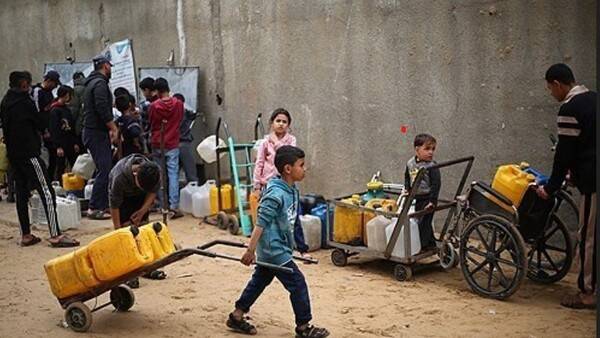가자지구에서 유엔아동기금(UNICEF·유니세프)과 계약을 맺고 주민들에게 식수를 공급하던 민간인 트럭 운전사 2명이 이스라엘군의 발포로 숨졌다고 유니세프가 17일(현지시간) 성명을 통해 밝혔다. 사진은 가자지구 중부 누세라이트 난민촌 피란민들이 물통을 채우려 줄 지은 모습. AFP 연합뉴스 자료사진