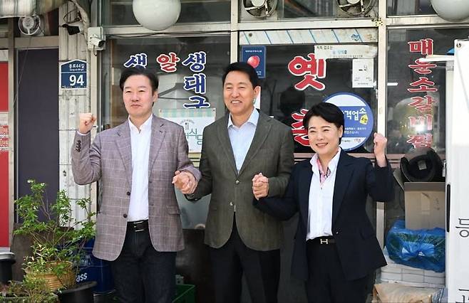 오세훈 국민의힘 서울시장 후보(가운데)가 19일 당내 경선을 펼쳤던 윤희숙 전 의원(오른쪽), 박수민 의원과 오찬 회동을 가진 뒤 손을 맞잡고 있다. 오세훈 후보 페이스북 캡처