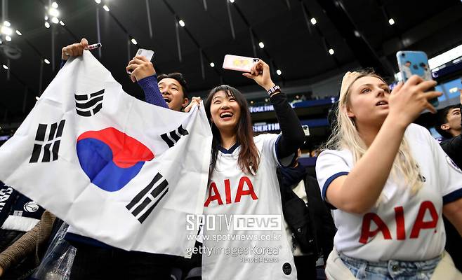 ▲ 황희찬의 EPL 커리어 중단 가능성은 한국 축구에도 시사하는 바가 적지 않다. '양박쌍용'과 이영표(위 사진 왼쪽), 설기현 등이 이어온 코리안리거 21년 계보가 전면 중단됨을 의미하기 때문이다. 한국의 EPL 역사는 박지성(위 사진 오른쪽)에서 시작됐다. 2005년 맨체스터 유나이티드 유니폼을 입고 독일 분데스리가를 누빈 차범근 이후 역대 두 번째 유럽 빅리그에 입성한 박지성은 한국인 최초 EPL 득점과 우승 등을 경험하며 '국내 유럽파' 영국 개척 포문을 열었다.