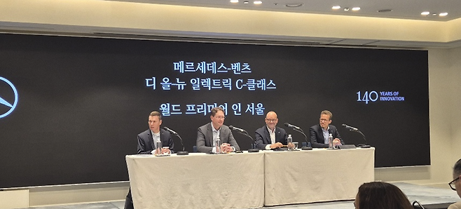메르세데스-벤츠 주요 경영진들이 20일 서울 강남구 안다즈에서 미디어데이를 개최했다. 사진 왼쪽부터 마티아스 바이틀 메르세데스-벤츠 코리아 대표이사, 올라 칼레니우스 메르세데스-벤츠 CEO, 요르그 부르저 메르세데스-벤츠 CTO, 마티아스 가이젠 메르세데스-벤츠 세일즈&고객경험 총괄. /사진=이경남 기자