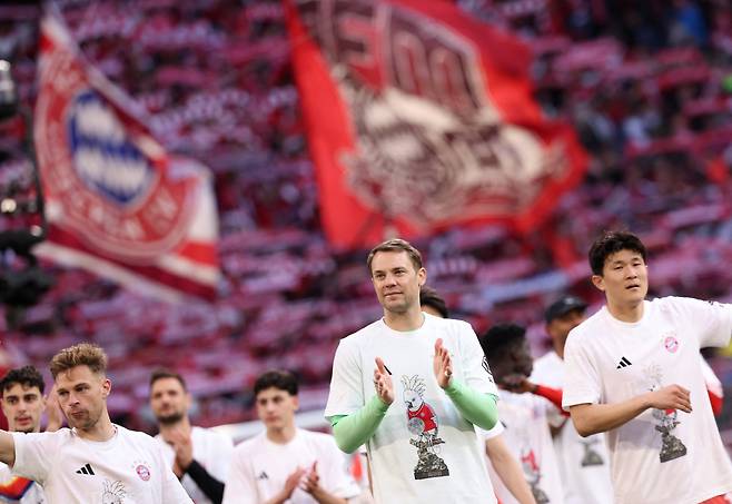 Soccer Football - Bundesliga - Bayern Munich v VfB Stuttgart - Allianz Arena, Munich, Germany - April 19, 2026 Bayern Munich's Manuel Neuer, Joshua Kimmich and Kim Min-jae celebrate after winning the Bundesliga REUTERS/Gintare Karpaviciute DFL REGULATIONS PROHIBIT ANY USE OF PHOTOGRAPHS AS IMAGE SEQUENCES AND/OR QUASI-VIDEO.
<저작권자(c) 연합뉴스, 무단 전재-재배포, AI 학습 및 활용 금지>