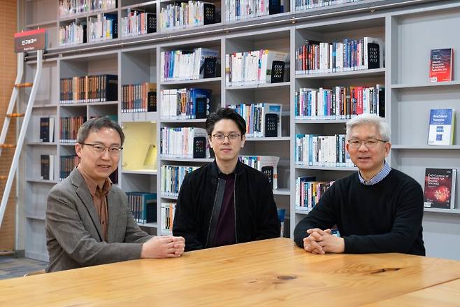 김건우 인문사회과학부 학부장(왼쪽부터), 안강훈 교수, 강진호 교수. GIST 제공