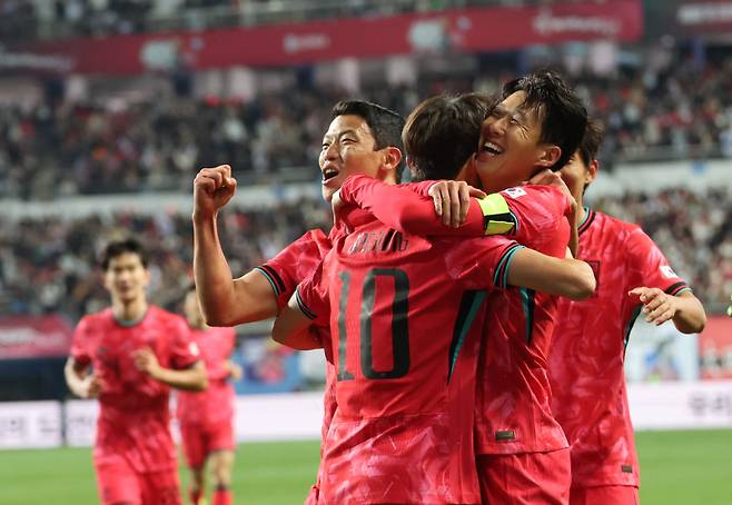 <yonhap photo-6663="">14일 대전월드컵경기장에서 열린 남자축구 국가대표 A매치 평가전 대한민국과 볼리비아의 경기. 손흥민이 골을 넣은 뒤 동료들과 기쁨을 나누고 있다. <저작권자 ⓒ 1980~2025 ㈜연합뉴스. 무단 전재 재배포 금지, AI 학습 및 활용 금지></yonhap>