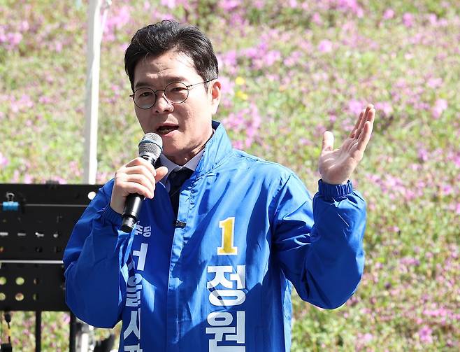 정원오 더불어민주당 서울시장 후보가 19일 오후 서울 노원구 불암산 힐링타운에서 열린 불암산 철쭉제 현장을 방문해 시민들에게 인사말을 하고 있다. 뉴스1