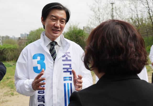 ▲ 조국혁신당 조국 대표가 20일 경기도 평택시 고덕면 KTX 경기남부역사 예정 부지 앞에서 열린 현장 최고위원회의에 앞서 시민과 대화하고 있다. 연합뉴스
