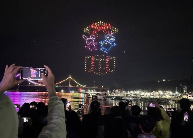 녹동바다불꽃축제 현장을 화려하게 수놓는 녹동항 드론쇼. 고흥군 제공