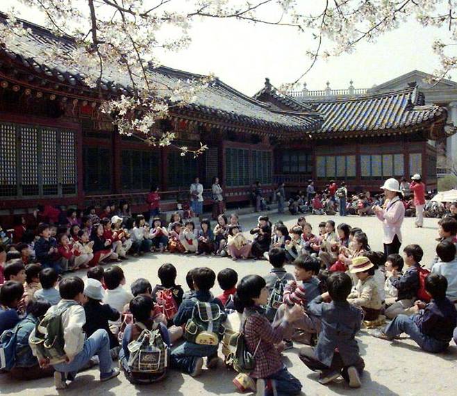 사진은 1979년 덕수궁에 소풍 온 어린이들. 사진=뉴시스