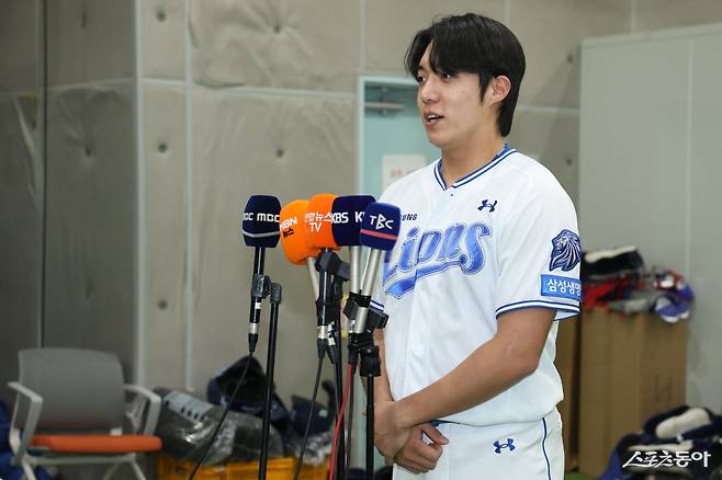 삼성 원태인이 21일 대구삼성라이온즈파크서 열린 SSG전에 앞서 19일 경기 도중 보인 행동에 대해 사과하고 있다. 사진제공|삼성 라이온즈