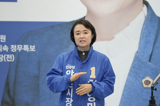 ▲ 천영미 더불어민주당 안산시장 예비후보가 22일 오전 선거사무소에서 긴급 선거대책위원회를 주재하고 있다. /사진제공=천영미 예비후보 선거캠프