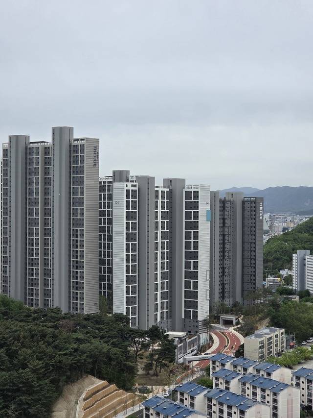 오는 5월 입주 예정인 포항 '학산 한신더휴 엘리트파크' 아파트 단지 전경.