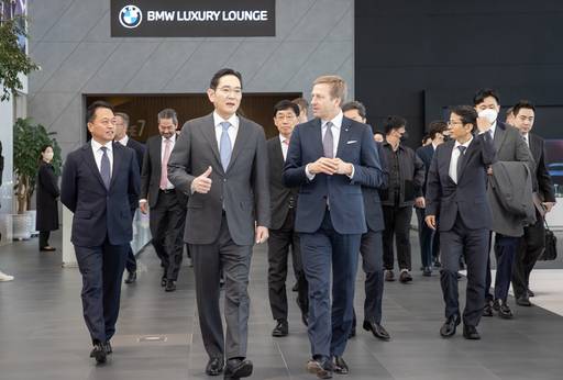 이재용 삼성전자 회장이 2022년 인천 영종도에 위치한 BMW 드라이빙 센터에서 올리버 집세(Oliver Zipse) BMW CEO와 만나 배터리 및 전장 분야 협력 방안을 논의하고 있다.