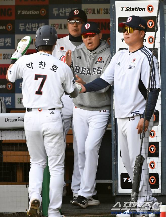 18일 잠실구장에서 열린 두산과 KIA의 경기. 두산 김원형 감독이 선취점을 올린 박찬호를 반기고 있다. 잠실=박재만 기자 pjm@sportschosun.com/2026.04.18/