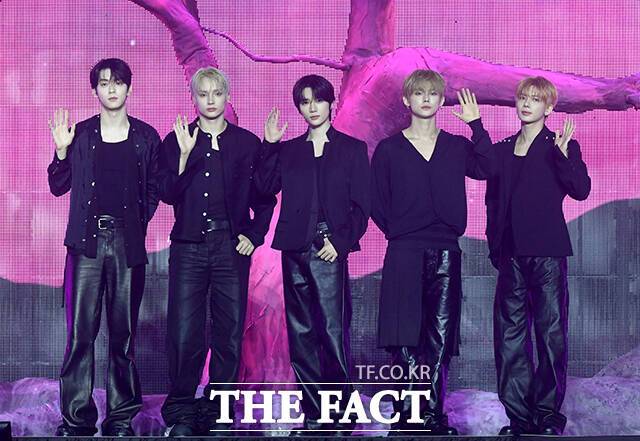 그룹 투모로우바이투게더(TXT) 수빈 휴닝카이 범규 연준 태현(왼쪽부터)이 'TXT의 육아일기'로 시청자들과 만난다. 사진은 지난 13일 서울 성북구 고려대학교 화정체육관에서 열린 미니 8집 '7TH YEAR(세븐스 이어): 가시덤불에 잠시 바람이 멈췄을 때' 발매 기념 쇼케이스에 참석한 모습. /박상민 기자