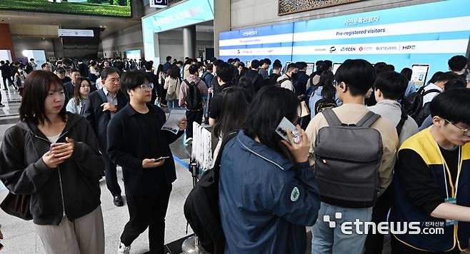 국내 최고 정보통신기술(ICT) 축제 '월드IT쇼(WIS) 2026'이 22일 서울 강남구 코엑스에서 열렸다. 이동근기자 foto@etnews.com