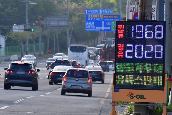 전국 평균 휘발유 가격이 2000원을 넘어선 가운데 지난 20일 오전 경북 포항시 남구 철강공단에 있는 한 주유소에서 경유가 휘발유보다 60원 비싸게 판매되고 있다. /사진=뉴스1