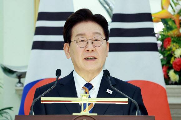 이재명 대통령이 20일(현지 시간) 인도 뉴델리 영빈관 하이데라바드 하우스에서 나렌드라 모디 총리와 공동언론발표를 하고 있다. 뉴시스