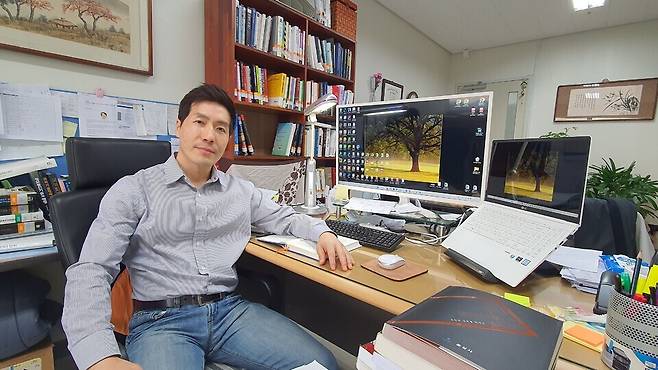 ▲ 23일 오후 가천대학교 글로벌(성남) 캠퍼스 가천관 908호 연구실. 책상 위를 가득 채운 국가 연구개발(R&D) 지표들은 황광선(사진) 행정학과 교수가 그간 걸어온 치열한 고민의 흔적을 대변해 주고 있다. /김규식 기자 kgs@incheonilbo.com